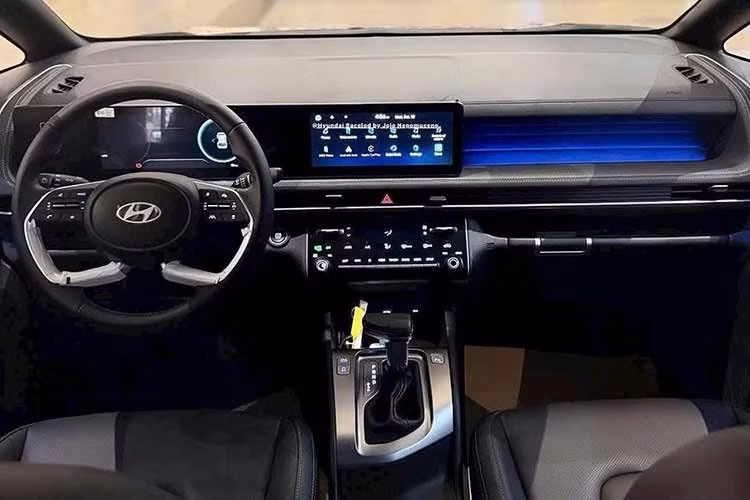 Đuôi xe cũng được làm mới hoàn toàn với cụm đèn hậu nhỏ và hiện đại hơn. Hyundai đã khéo léo đưa vị trí đặt biển số xuống khu vực cản sau. Cách sắp xếp này giúp "giải phóng" không gian cho nắp cốp, tạo điều kiện cho dòng chữ tên xe được hiển thị thoáng đãng và nổi bật hơn. Tổng thể nắp cốp mang thiên hướng tinh giản, ít đường nét phức tạp, tạo cảm giác tinh gọn và cao cấp.