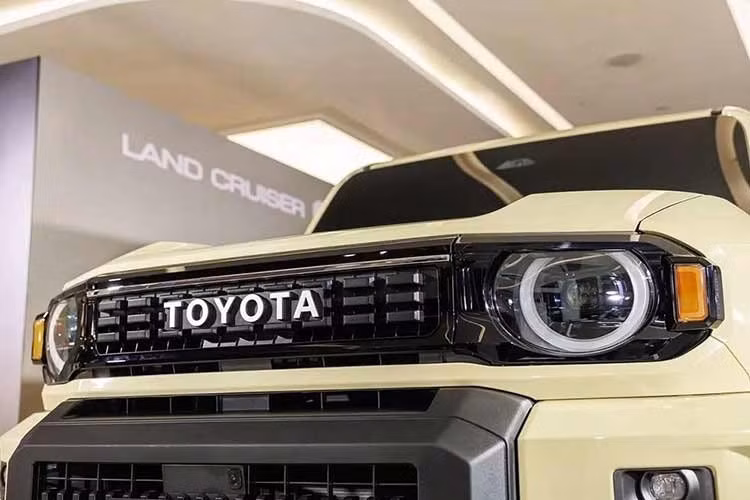 Chưa hết, Toyota Land Cruiser FJ Legend còn được trang bị ốp màu đen trên cản trước mới, tấm chắn bùn dành riêng cho phiên bản này và gương chiếu hậu nằm cao. Bên cạnh đó là những chi tiết mạ crôm như logo "Toyota Land Cruiser" trên chắn bùn trước, nẹp chạy ngang trên cửa và tay nắm cửa.