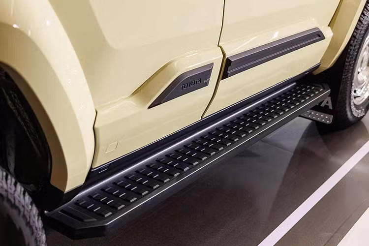 Ngoài những thay đổi ở ngoại thất, nội thất, trang bị và động cơ của Toyota Land Cruiser FJ Legend không khác gì bản thường. Do đó, xe cũng có hệ thống đèn LED từ trước ra sau, gương chiếu hậu gập điện/chỉnh điện/tự động gập, vô lăng/ghế bọc da, ghế lái chỉnh điện 8 hướng và hàng ghế thứ hai gập theo tỷ lệ 55:45, trượt tiến/lùi 5 cấp, ngả tối đa 40 độ.