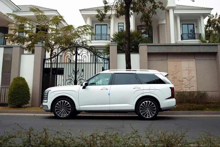 Đúng như truyền thống của xe Hàn Quốc, Hyundai Palisade 2026 tuy chỉ là phiên bản nâng cấp giữa vòng đời nhưng lại thay đổi đáng kể trong thiết kế. Ở phiên bản mới, xe được áp dụng phong cách thiết kế vuông vức và cao cấp hơn trước. Có thể nhận thấy những điểm mới trong ngoại hình Palisade 2026 như lưới tản nhiệt cỡ lớn với các nan nằm ngang, cụm đèn pha, đèn LED định vị ban ngày và đèn hậu nằm dọc mới.