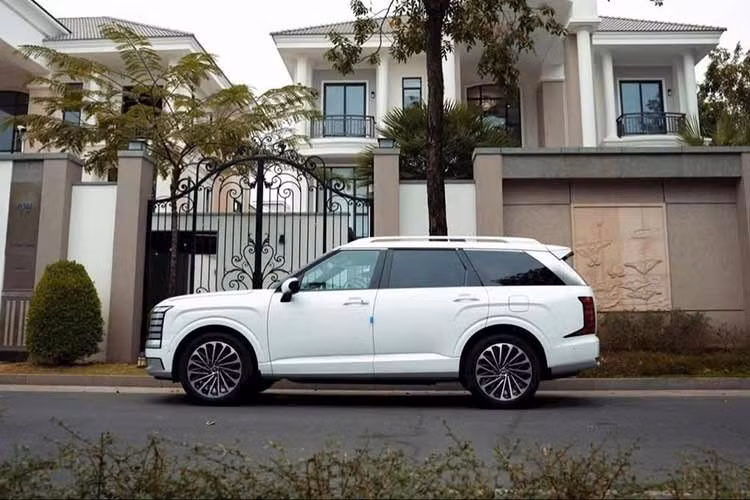 Đúng như truyền thống của xe Hàn Quốc, Hyundai Palisade 2026 tuy chỉ là phiên bản nâng cấp giữa vòng đời nhưng lại thay đổi đáng kể trong thiết kế. Ở phiên bản mới, xe được áp dụng phong cách thiết kế vuông vức và cao cấp hơn trước. Có thể nhận thấy những điểm mới trong ngoại hình Palisade 2026 như lưới tản nhiệt cỡ lớn với các nan nằm ngang, cụm đèn pha, đèn LED định vị ban ngày và đèn hậu nằm dọc mới.