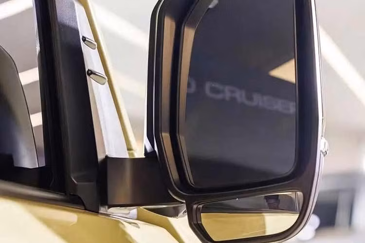 Động cơ trên Toyota Land Cruiser FJ Legend được phát triển phù hợp với hệ dẫn động 4WD cho điều kiện vận hành khắc nghiệt. Bên cạnh đó là hộp số tự động 6 cấp tiêu chuẩn, mang đến mức tiêu thụ nhiên liệu 9,6 lít/100 km trên đường hỗn hợp.