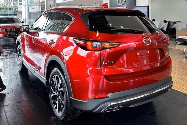 Không dừng ở đó, Mazda CX-5 Deluxe còn được bổ sung trang bị mới, bao gồm baga nóc và cản sau với thiết kế thể thao hơn. Những trang bị này tăng thêm độ ấn tượng cho bản tiêu chuẩn của "ông hoàng doanh số" trong phân khúc SUV cỡ C.