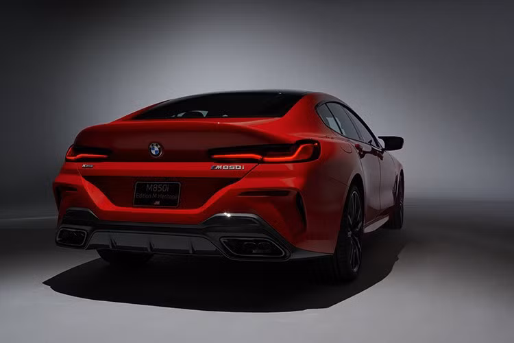 Phiên bản M850i Edition M Heritage 2026 hiện đã có thể đặt hàng với giá khởi điểm 130.400 đô la, chưa bao gồm 1.175 đô la phí vận chuyển. Mức giá này cao hơn 21.000 đô la so với M850i xDrive Gran Coupe tiêu chuẩn, mặc dù các trang bị và chi tiết độc quyền có thể sẽ cao hơn mức chênh lệch giá.