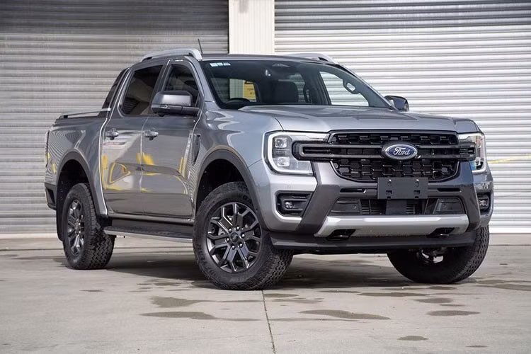 Đối với thị trường Việt Nam, mẫu xe Ford Ranger Wildtrak V6 này sẽ khó về nước ta bởi động cơ V6 3.0L bị áp thuế nhiều hơn so với 2.0L Bi-Turbo, nên giá bán cao sẽ khó tiếp cận với người tiêu dùng .