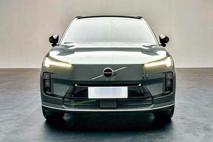 SUV hạng sang XC70 được sản xuất tại nhà máy của Volvo ở Thái Châu (Trung Quốc). Mẫu xe này sẽ được nhận đặt cọc trước tại Triển lãm ô tô Thành Đô vào ngày 27/8 và dự đoán sẽ sớm đến tay khách hàng Trung Quốc vào cuối năm nay.