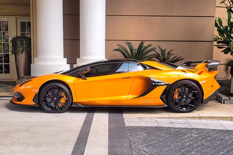 So với dòng siêu xe Lamborghini Aventador SVJ Coupe, siêu xe Lamborghini Aventador SVJ Roadster mới ra biển số có điểm nhấn riêng biệt chính là phần nóc xe được chia thành 2 mui cứng bằng carbon, có thể tháo lắp dễ dàng bằng tay.