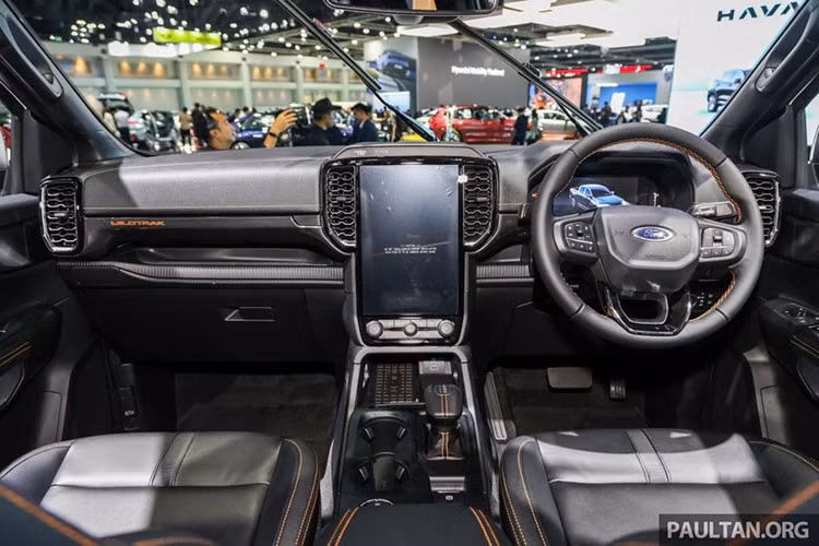 Bên trong khoang cabin, xe có ghế lái và ghế phụ chỉnh điện 8 hướng bọc da tổng hợp, điều hòa tự động hai vùng cho hàng ghế trước, cửa gió cho hàng ghế sau, màn hình đồng hồ kỹ thuật số 12,4 inch, cùng nhiều tiện nghi tương tự các bản cao cấp.