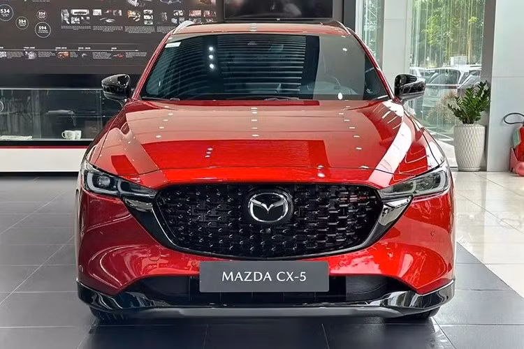 Hiện Mazda CX-5 Deluxe là mẫu xe có giá bán khởi điểm tốt nhất phân khúc SUV cỡ C, tạo đà duy trì vị thế dẫn đầu doanh số. Trong 7 tháng đầu năm nay, doanh số cộng dồn của CX-5 đạt mức 8.950 xe, tăng hơn 41% so với cùng kỳ 2024. Riêng tháng 7, mẫu xe này đạt doanh số 1.586 xe.