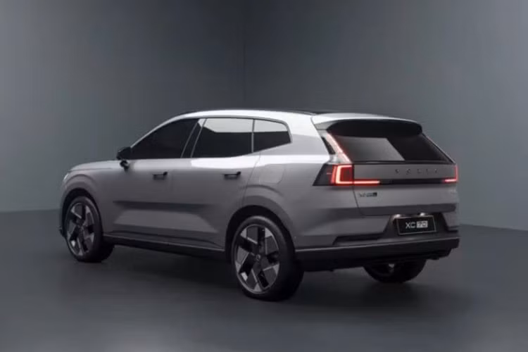 Cung cấp sức mạnh cho XC70 là hệ truyền động hybrid với sự kết hợp của động cơ xăng 1.5T (công suất 160 mã lực, mô-men xoắn 255 Nm) với ba mô-tơ điện: P1 (80 mã lực, phát điện/khởi động), P2 (143 mã lực, dẫn động cầu trước) và P3 (209 mã lực, dẫn động cầu sau).