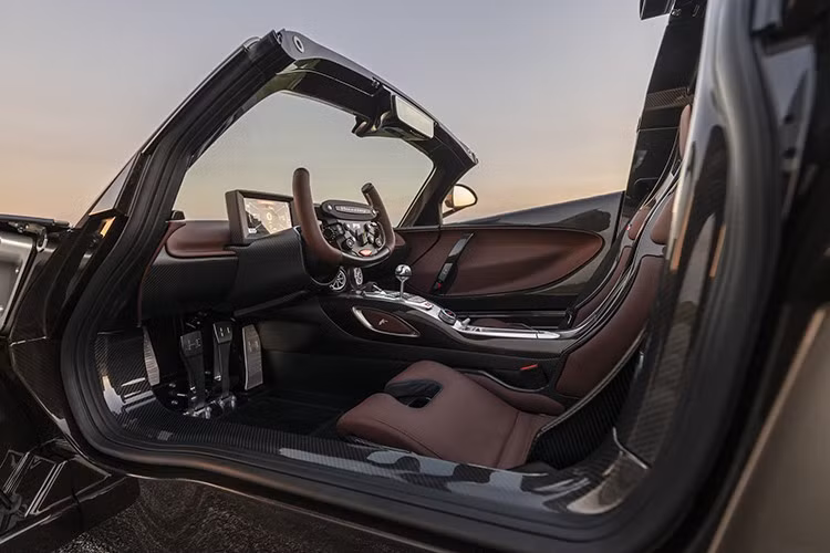 Bên trong cabin, sự tương tác được đặt lên hàng đầu. Cần số dạng cổng được gia công từ nhôm nguyên khối; mỗi công tắc và lẫy chuyển số đều có thiết kế mới lấy cảm hứng từ đồng hồ, và ngay cả cần phanh tay cũng mang lại cảm giác như đang sử dụng khóa chốt. Nhà sản xuất ôtô thậm chí còn thiết kế lại sàn xe để tạo tư thế lái tự nhiên hơn.