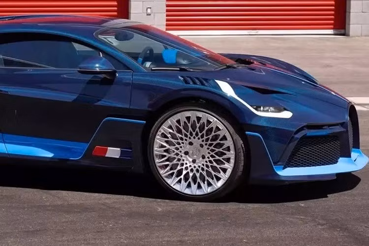 Ngoài bộ mâm mới, chiếc Bugatti Divo này dường như không có bất kỳ chi tiết độ nào khác, và điều đó thật tuyệt, vì chẳng ai muốn thấy nó với một bộ body kit kỳ quặc và những thứ linh tinh vớ vẩn.