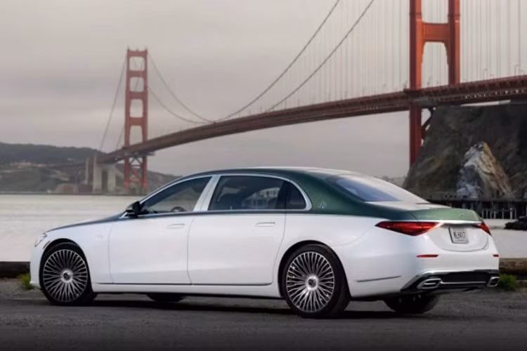 Sự ảnh hưởng này được thể hiện rõ ràng qua ngoại thất hai tông màu, kết hợp thân xe màu Trắng Ánh Trăng Manufaktur với thân xe màu Xanh Lá Cây Manufaktur Mid Ireland. Mercedes cho biết màu thứ hai tôn vinh cây bách Monterey, trong khi màu thứ nhất tôn vinh bãi cát trắng của Bãi biển Pebble.