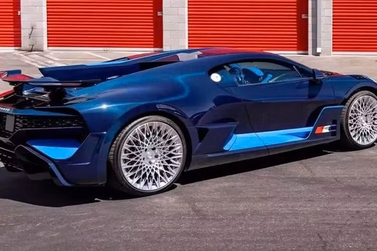 Chiếc Bugatti Divo này được AL13Wheels trang bị 2 bộ vành hợp kim trước khi "khoe" trước ống kính. Một bộ có tên là S020 và bộ còn lại là CR05, nó được thửa riêng cho Divo, nên các chủ xe muốn mua, phải liên hệ với hãng này.