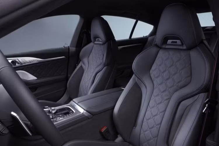 Bên trong khoang lái của xe BMW M850i Edition M Heritage 2026 được bọc da Alcantara, bao gồm bảng điều khiển, ốp cửa và trần xe. Ghế ngồi M Sport được bọc da Merino đen nguyên khối và Alcantara với họa tiết kim cương và huy hiệu M không phát sáng trên tựa đầu.