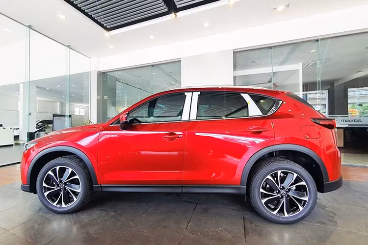 Như vậy, trong tháng 8/2025, Mazda CX-5 có giá bán dao động từ 709 - 979 triệu đồng. Đồng thời, đây là mẫu xe có giá khởi điểm thuộc hàng tốt nhất phân khúc SUV cỡ C, rẻ hơn các đối thủ như Ford Territory (762 triệu), Hyundai Tucson (769 triệu) và Honda CR-V (1,029 tỷ đồng).