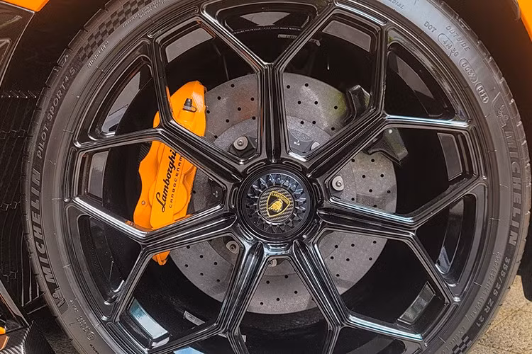 Để mở mui, chủ nhân chỉ cần bật lẫy được gắn sau đầu các ghế ngồi. Quá trình tháo lắp mui xe Lamborghini Aventador SVJ Roadster có thể mất thời gian trên 20 giây. Khoang chứa của 2 chiếc mui bằng carbon nằm ở nắp capô phía trước.