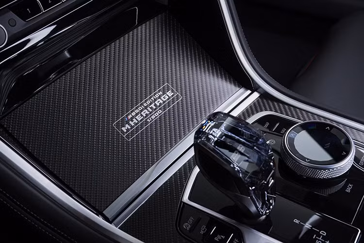 Chi tiết ốp sợi carbon mờ kết nối tất cả lại với nhau. Trang bị tiêu chuẩn bao gồm hầu hết mọi thứ trong danh mục, từ Hệ thống Âm thanh Vòm Kim cương Bowers &amp; Wilkins đến gói hỗ trợ lái xe chuyên nghiệp.