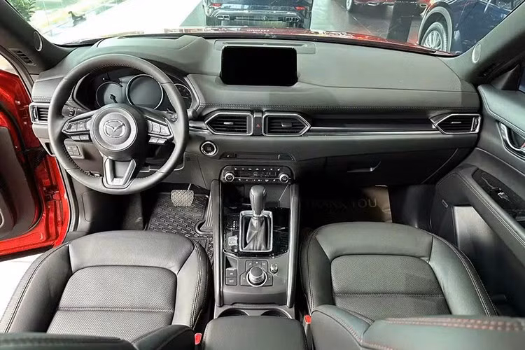 Ngay từ bản Deluxe tiêu chuẩn, Mazda CX-5 đã sở hữu trang bị tươm tất như đèn pha LED Projector tự động bật/tắt, tự động chiếu xa/gần, đèn pha tự động cân bằng góc chiếu/mở rộng góc chiếu, đèn LED định vị ban ngày, đèn hậu LED, mâm 19 inch, gương chiếu hậu chỉnh điện/gập điện/tích họp đèn báo rẽ, gạt mưa tự động và cửa cốp đóng/mở chỉnh điện.