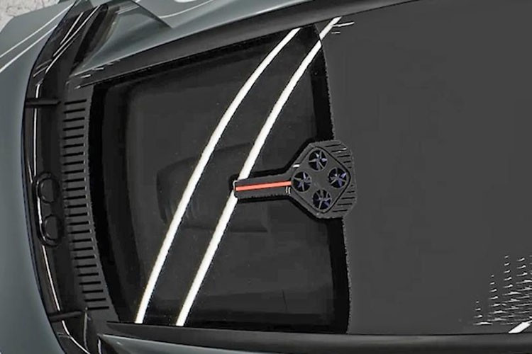 Điểm nhấn khác biệt nằm ở cụm đèn phanh cao tích hợp bốn quạt gió nhỏ, chi tiết hiếm thấy trên các mẫu xe thương mại nhưng thể hiện rõ tham vọng sáng tạo của Lexus.