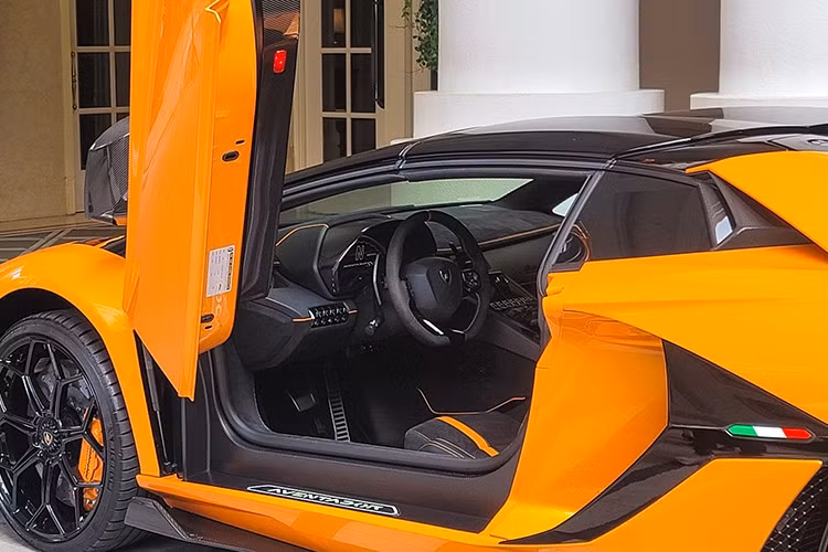 Trên toàn thế giới chỉ có 800 siêu xe mui trần Lamborghini Aventador SVJ Roadster được sản xuất và hiện đã có 2 xe được mang về Việt Nam bao gồm một xe màu vàng và chiếc màu cam trong bài viết này.