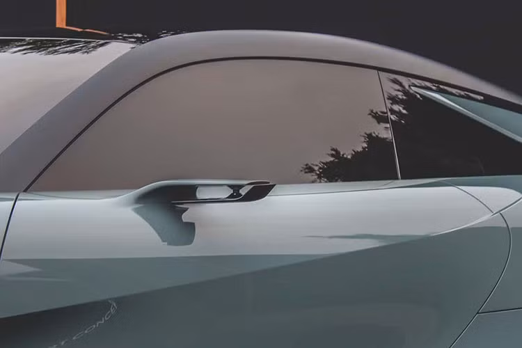 Sports Concept gây chú ý với nhiều chi tiết khí động học táo bạo. Xe có hệ thống ống xả đặt ngay bên dưới cánh gió sau không chỉ tạo hiệu ứng thị giác ấn tượng mà còn mang đậm tinh thần siêu xe.