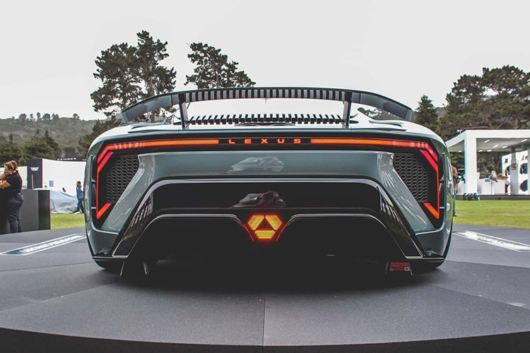 Đáng chú ý, mẫu concept này chưa có nội thất hoàn chỉnh và lốp xe đã được xóa toàn bộ logo, ngoại trừ thương hiệu Bridgestone.