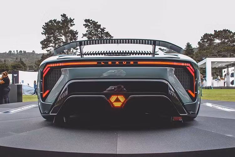 Đáng chú ý, mẫu concept này chưa có nội thất hoàn chỉnh và lốp xe đã được xóa toàn bộ logo, ngoại trừ thương hiệu Bridgestone.