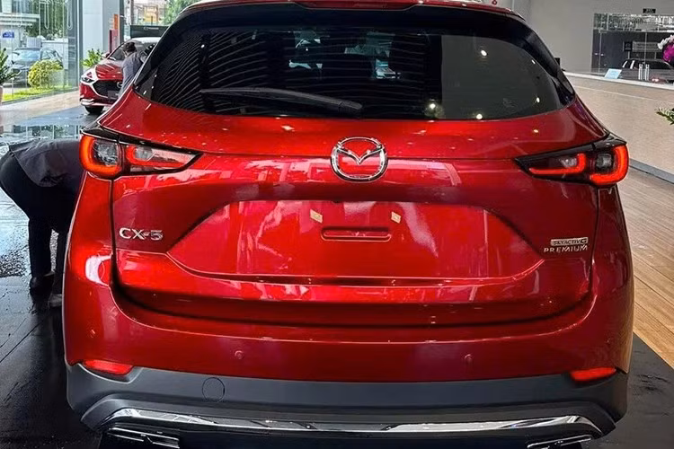 "Trái tim" của Mazda CX-5 Deluxe là động cơ xăng Skyactiv-G 4 xi-lanh, dung tích 2.0L với công suất tối đa 154 mã lực và mô-men xoắn cực đại 200 Nm. Động cơ đi với hộp số tự động 6 cấp và hệ dẫn động cầu trước.