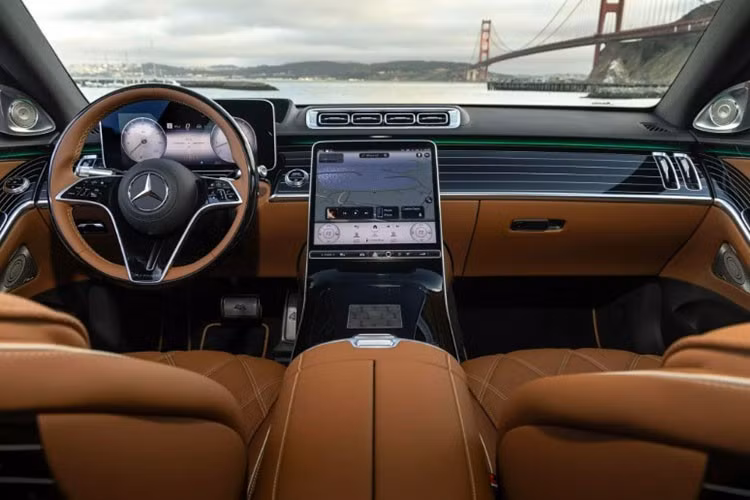 Những điểm nhấn đặc biệt vẫn tiếp tục xuất hiện bên trong cabin, được trang bị xa hoa với da Nappa Manufaktur Light Brown khâu tay cũng như trần xe bằng da Nappa đen có họa tiết chần chỉ vân kim cương.