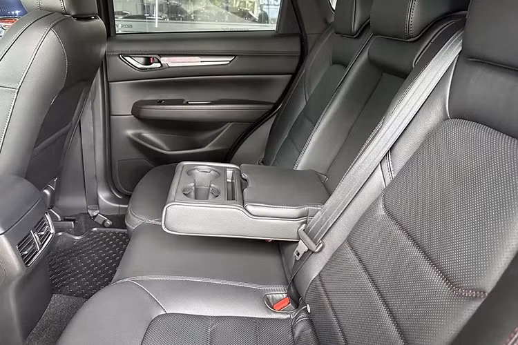 Bên trong Mazda CX-5 Deluxe xuất hiện những trang bị tiện nghi như ghế bọc da, ghế lái chỉnh điện 10 hướng, kính cửa sổ chỉnh điện một chạm tất cả các vị trí, màn hình giải trí trung tâm 8 inch, kết nối Apple Carplay/Android Auto, gương chiếu hậu trong chống chói tự động, điều hòa tự động 2 vùng độc lập và hệ thống âm thanh 6 loa.