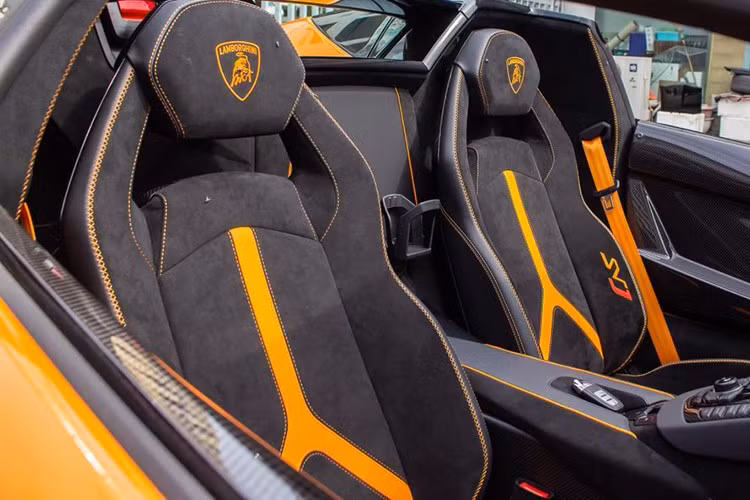 Ghế ngồi thể thao bọc Alcantara, phối 2 tông màu đen và cam, phần sườn ghế được thêu logo SVJ. Bảng táp-lô, táp-pi cửa, lưng ghế hay ốp bảng đồng hồ sử dụng chất liệu sợi carbon.