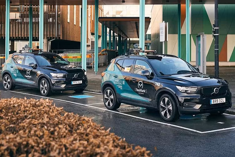 Volvo XC70 sở hữu ngôn ngữ thiết kế mới với lưới tản nhiệt kín tương tự mẫu EX90, đèn định vị ban ngày “Búa Thor” đặt phía trên cụm đèn pha chính.