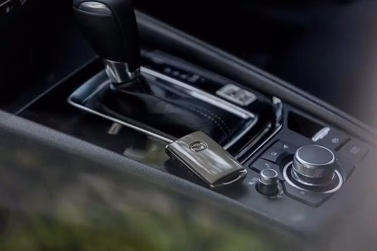 Trang bị an toàn của bản tiêu chuẩn gồm có 6 túi khí, phanh tay điện tử tích hợp giữ phanh tự động, cảm m biến hỗ trợ đỗ xe trước/sau, hệ thống cảnh báo điểm mù, hệ thống cảnh báo phương tiện cắt ngang khi lùi, hệ thống kiểm soát hành trình và camera lùi.