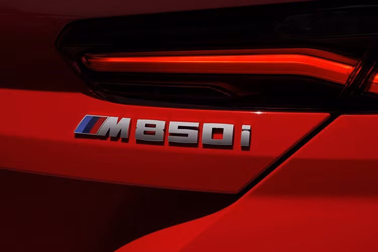 Những gam màu hoài cổ được kết hợp với mui xe M carbon với các sọc ba màu, cùng bộ mâm hợp kim 20 inch với lớp sơn hai màu xám Orbit Grey. Phiên bản đặc biệt này còn được trang bị gói M Sport Professional bổ sung thêm các điểm nhấn màu tối, kẹp phanh màu đen và đèn pha tối màu.