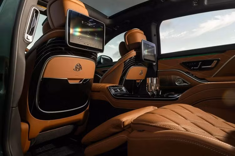 Cùng với đó là thảm sàn cao cấp với đường viền da Nappa màu nâu nhạt và logo Mercedes-Maybach thêu. Nhà sản xuất ôtô cũng đã hợp tác với các nghệ nhân để tạo ra một mùi hương độc đáo cho phiên bản đặc biệt này. Mùi hương được khuếch tán bằng hệ thống Air Balance và được cho là có chút hương gỗ tuyết tùng, cây bách và muối biển.