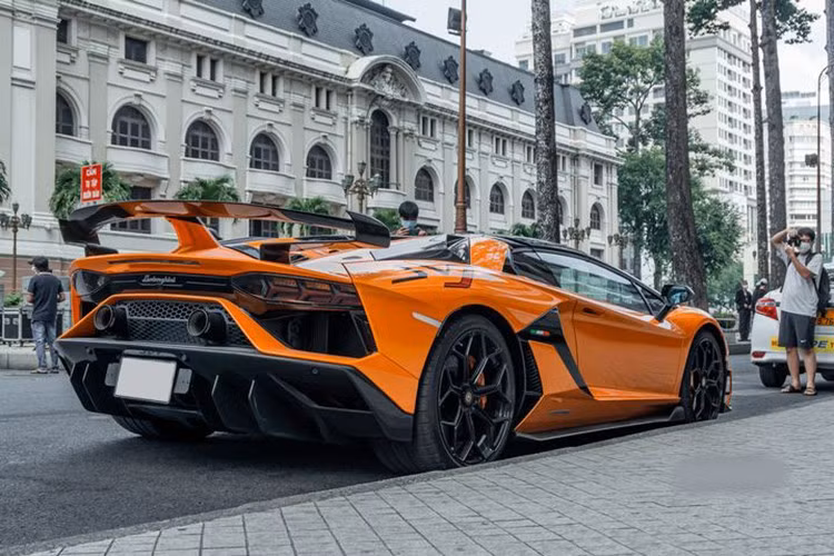Lamborghini Aventador SVJ mui trần mới bị bắt gặp ở Phú Yên được trang bị khối động cơ V12, dung tích 6,5 lít, sản sinh ra công suất tối đa 759 mã lực và mô-men xoắn cực đại 720 Nm. Động cơ kết hợp cùng hộp số ISR bảy tốc độ và hệ thống dẫn động bốn bánh.