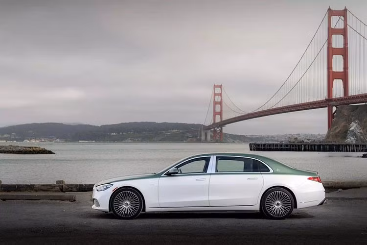 Bên cạnh lớp sơn hai tông màu, chiếc xe còn được trang bị các chi tiết mạ crôm sáng bóng. Chúng được kết hợp với bộ mâm đúc Champagne Flute 21 inch thời thượng với vẻ ngoài hai tông màu.