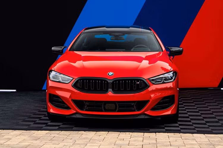 Giống như M850i tiêu chuẩn, phiên bản đặc biệt được trang bị động cơ V8 4.4 lít tăng áp kép, sản sinh công suất 523 mã lực và mô-men xoắn 533 lb-ft (723 Nm). Đây là phiên bản mạnh mẽ nhất của dòng 8-Series, vượt mặt cả M8 và M8 Competition. Kết hợp với hộp số tự động 8 cấp và hệ dẫn động bốn bánh toàn thời gian xDrive của BMW, xe có thể tăng tốc từ 0-96 km/h chỉ trong 3,9 giây.