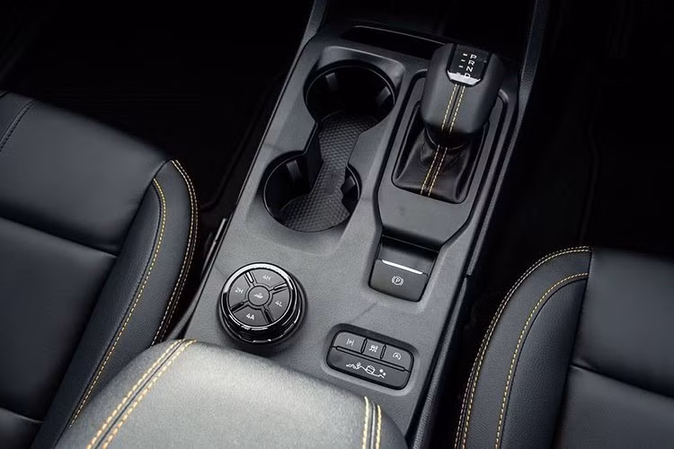 Tại Thái Lan, Mẫu xe bán tải Ford Ranger Wildtrak V6 2025 này từng xuất hiện ở Triển lãm Ô tô Quốc tế Bangkok 2024 với giá bán công bố từ 1.519.000 baht (tương đương khoảng 1,22 tỷ đồng).