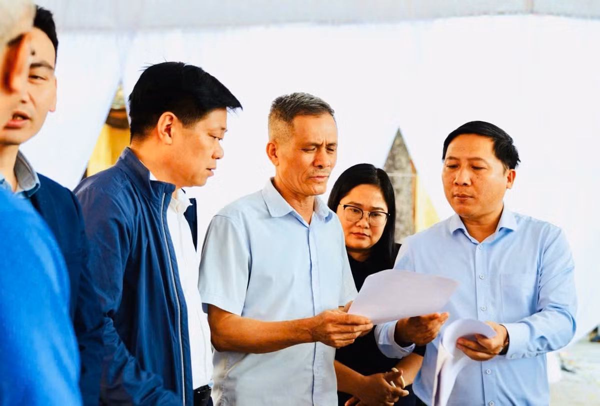 Kiểm tra thông tin cử tri tại thôn Liễu Trì. Ảnh: Ngọc Tuấn