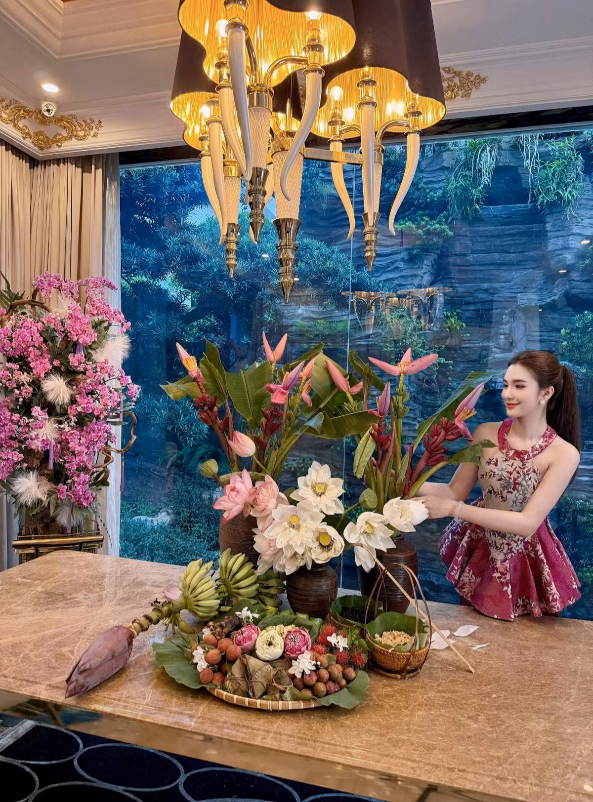 Hiện Ngọc Loan đang giữ vị trí quản lý của một bệnh viện thẩm mỹ có tiếng. Thỉnh thoảng trên trang TikTok của mình, cô cũng đăng tải những đoạn clip đi làm tại bệnh viện, thăm hỏi và tư vấn khách hàng.