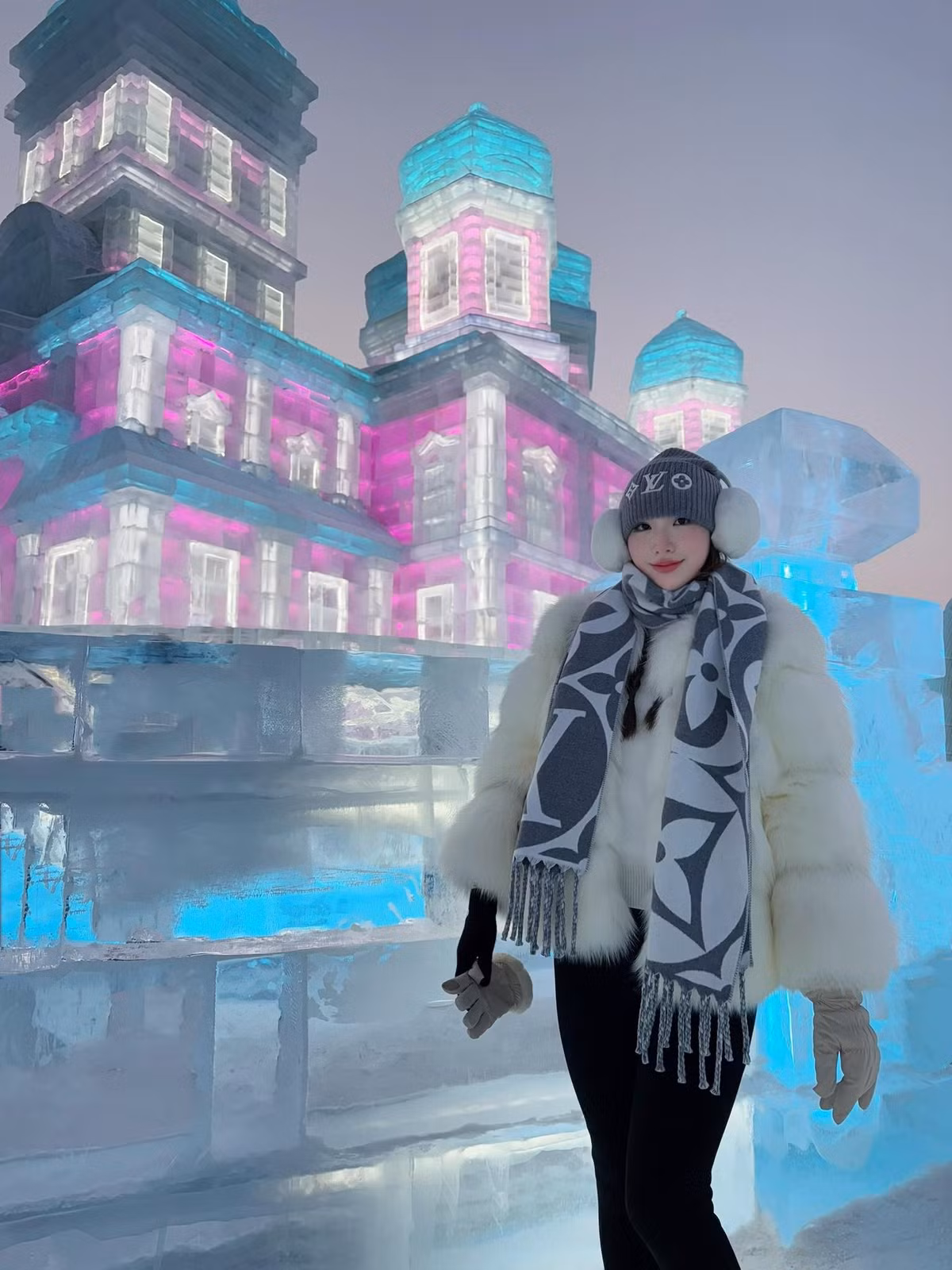 Không những vậy, những bộ trang sức kim cương lấp lánh hay hàng loạt chuyến du lịch 5 sao khắp thế giới cũng được Ngọc Loan “flex” trên MXH khiến ai nhìn vào cũng phải ngưỡng mộ.