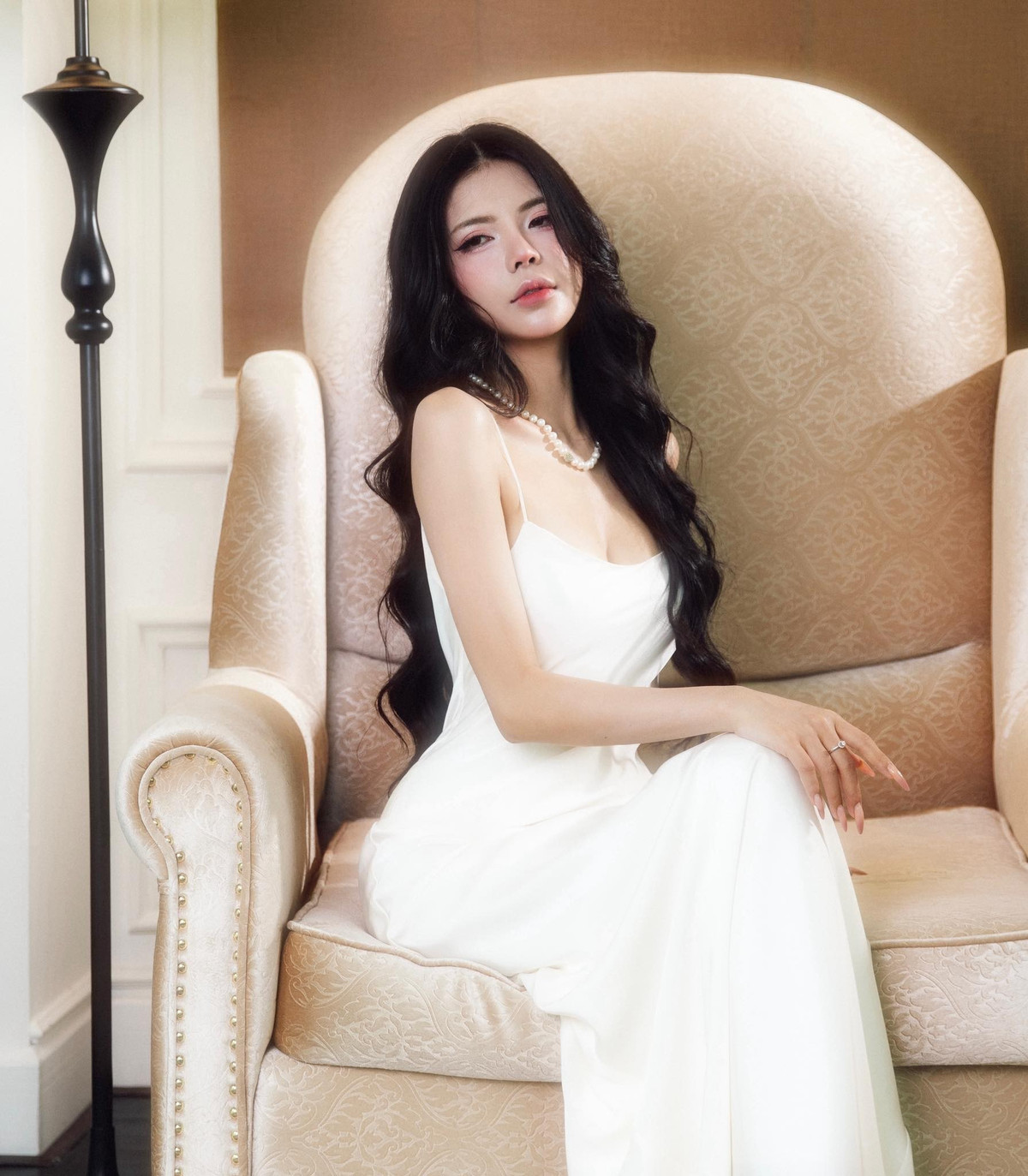 Mai Dora tên thật là Trương Vũ Quỳnh Mai, sinh năm 1995. Cô là hot girl khá nổi tiếng trên mạng xã hội đồng thời cũng là diễn viên trẻ tài năng, thường xuyên vào những vai nữ sinh học đường. Cô nàng sở hữu gương mặt xinh xắn, đáng yêu nhưng lại có vóc dáng quyến rũ mê người với 3 vòng bốc lửa.