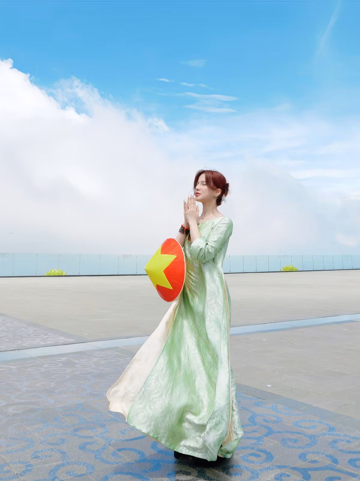 Diệp Lâm Anh mới đây thu hút sự chú ý khi chia sẻ loạt ảnh diện áo dài đi lễ chùa. Người đẹp xuất hiện trong tà áo dài màu xanh ngọc trang nhã, chất liệu gấm ánh nhẹ sang trọng, tôn lên vóc dáng thanh thoát và vẻ đẹp dịu dàng của cô.