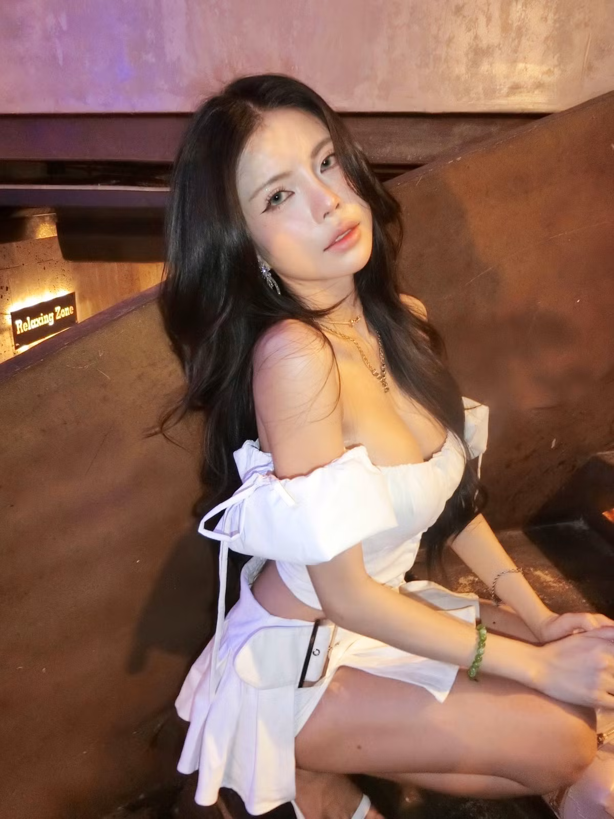 Gần đây, Mai Dora bất ngờ bị anti-fan đặt nghi vấn rằng cô đã can thiệp “dao kéo” để sở hữu vóc dáng quyến rũ hơn, đặc biệt là vòng một.