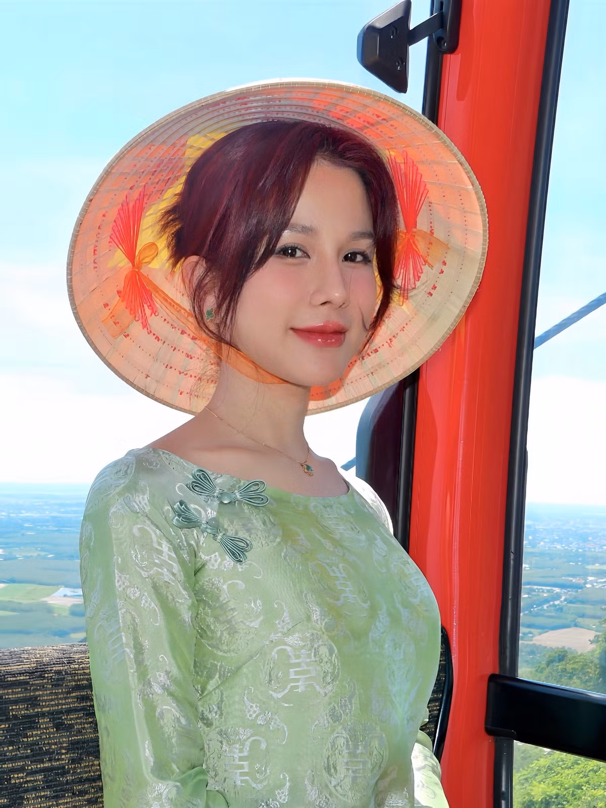 Giữa không gian thanh tịnh của chùa chiền và bầu trời cao rộng, Diệp Lâm Anh toát lên thần thái an yên, trầm lắng nhưng vẫn nổi bật bởi sự cuốn hút rất riêng.