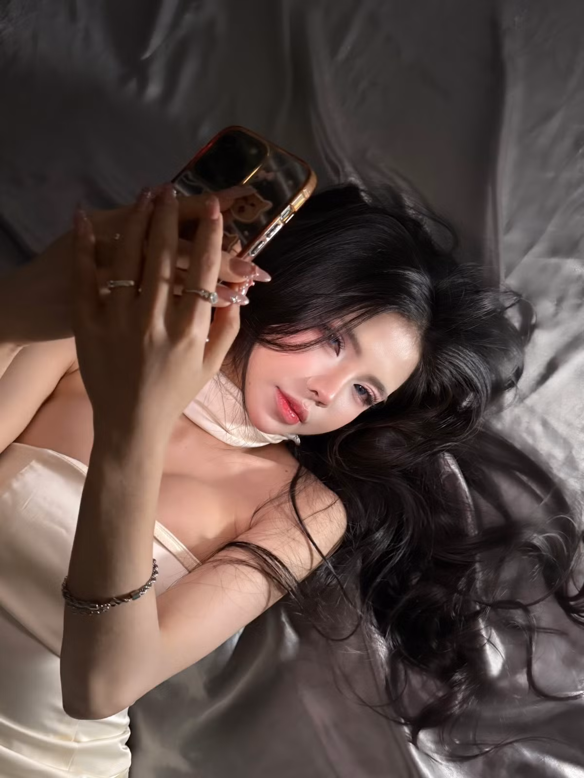 Dễ thấy, Mai Dora luôn giữ được sức hút mạnh mẽ trong cộng đồng mạng. Cô không chỉ xinh đẹp, cuốn hút mà còn sở hữu bản lĩnh đối mặt thị phi cực kỳ ấn tượng.