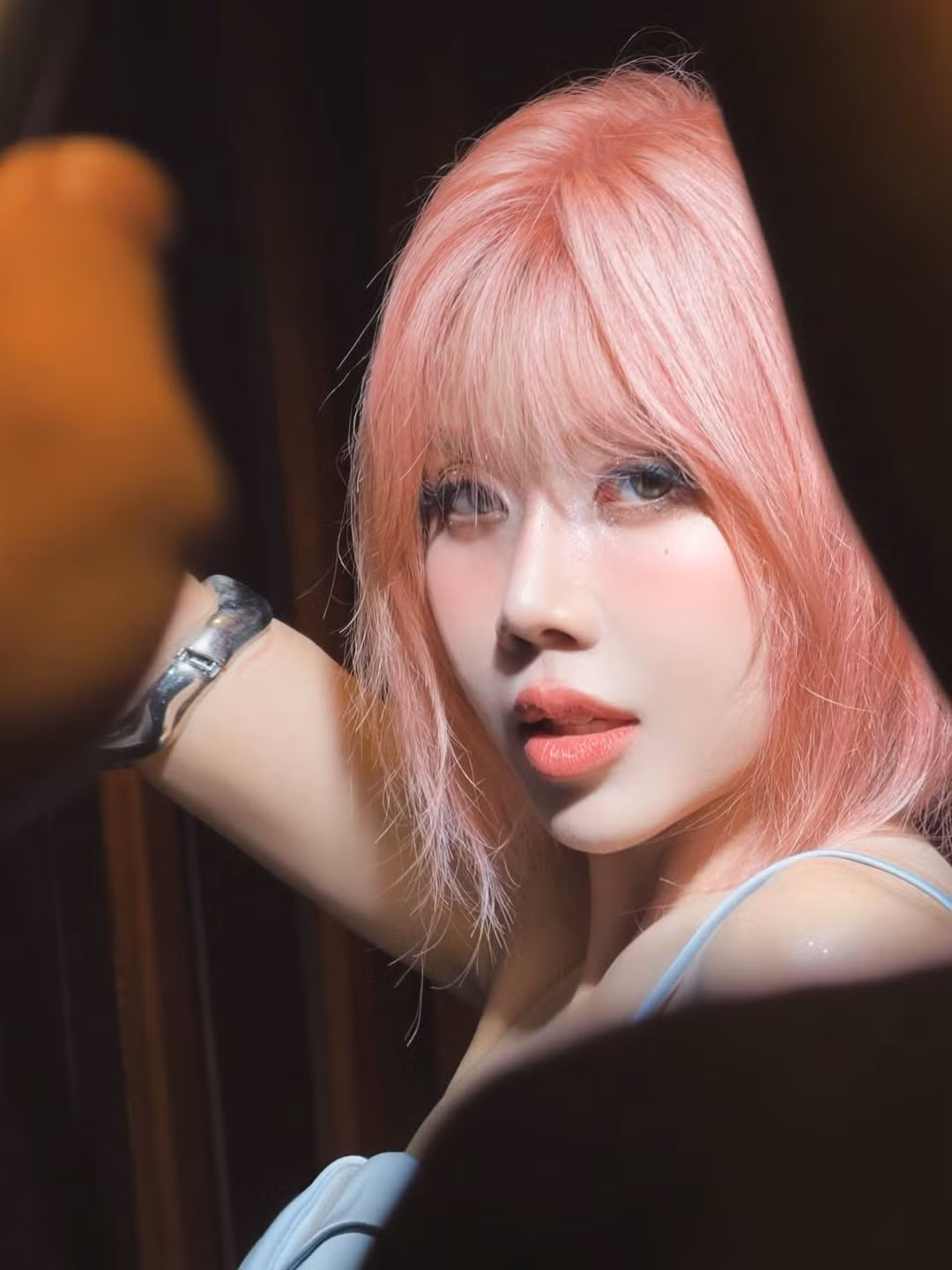 Mái tóc ngắn không chỉ tạo sự mới mẻ mà còn giúp Trang Pháp thể hiện rõ cá tính nghệ sĩ độc lập, dám thử nghiệm và làm mới bản thân.