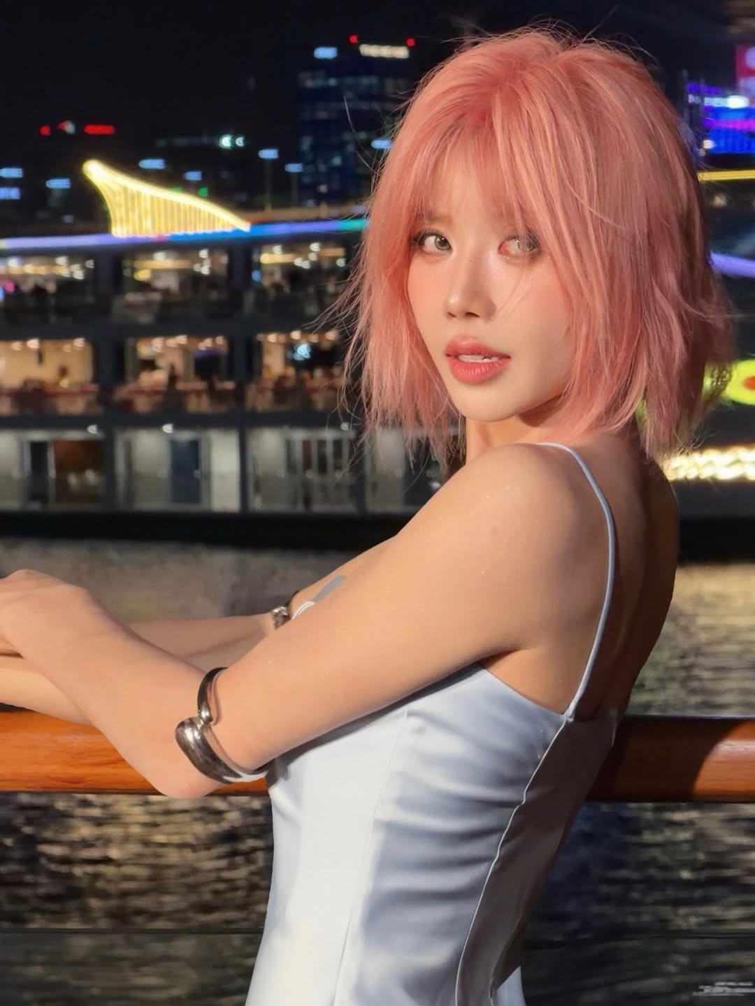 Trong những khung hình được chia sẻ, Trang Pháp lựa chọn kiểu tóc bob ngắn ôm gọn gương mặt, phần mái thưa nhẹ giúp tôn lên các đường nét thanh tú.